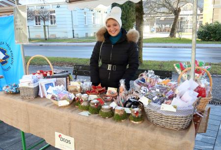 TRIJE DOBRI MOŽJE, ROMANA KRAJNČAN IN JELENI PRIREDITEV PRED KULTURNIM DOMOM 03 FOTO LJUBO VUKELIČ